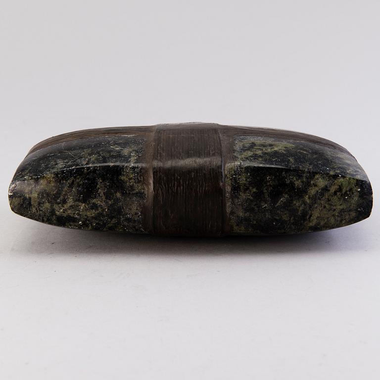 MINNA TUOMINEN, kiviveistos, signeerattu ja päivätty -11.