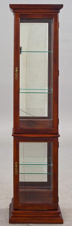 VITRINSKÅP. Broyhill, U.S.A. 1900-talets andra hälft.