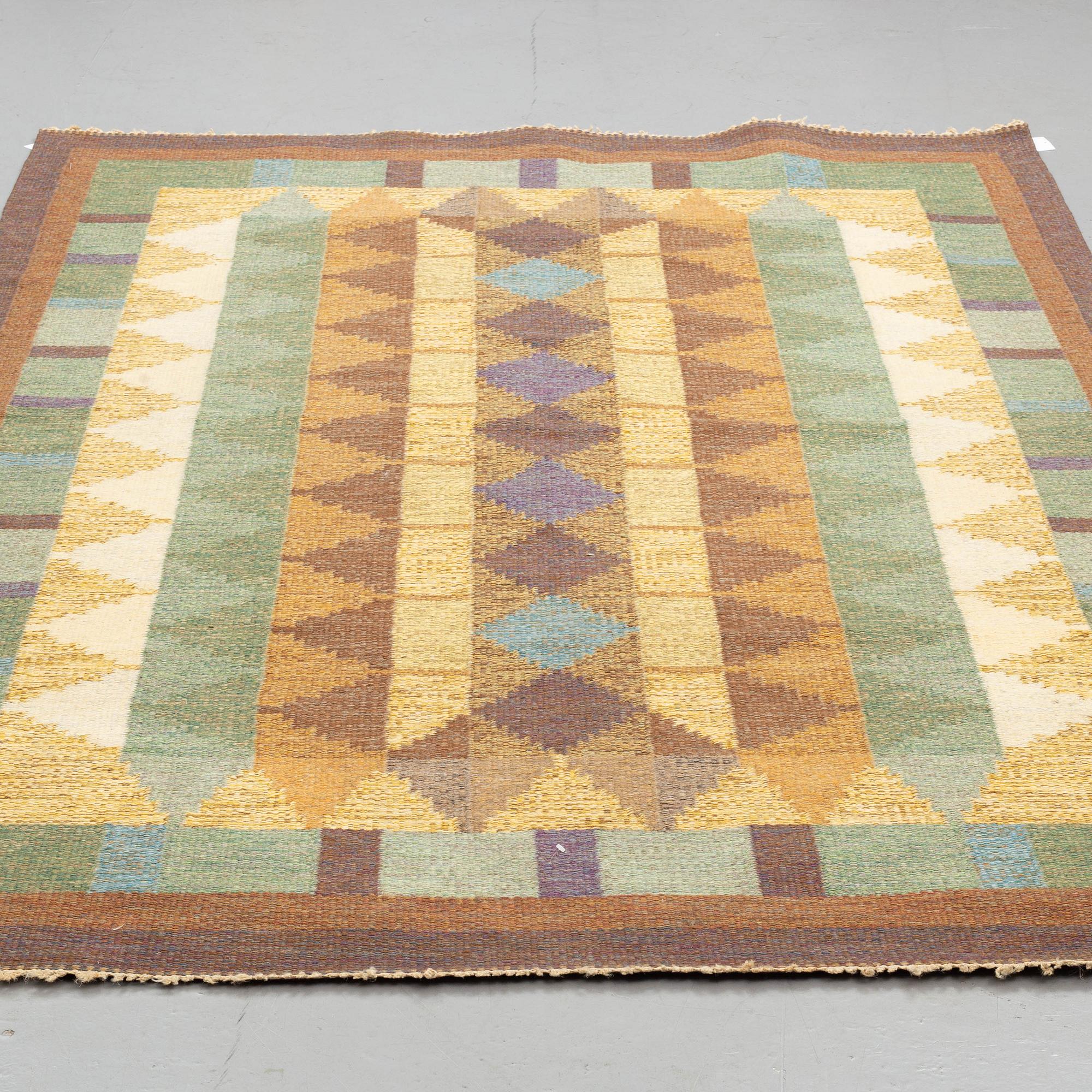 MATTO, flat weave, ca 243,5 x 167-167,5 cm, signed IV, Sweden around  the middle of the 20th century.