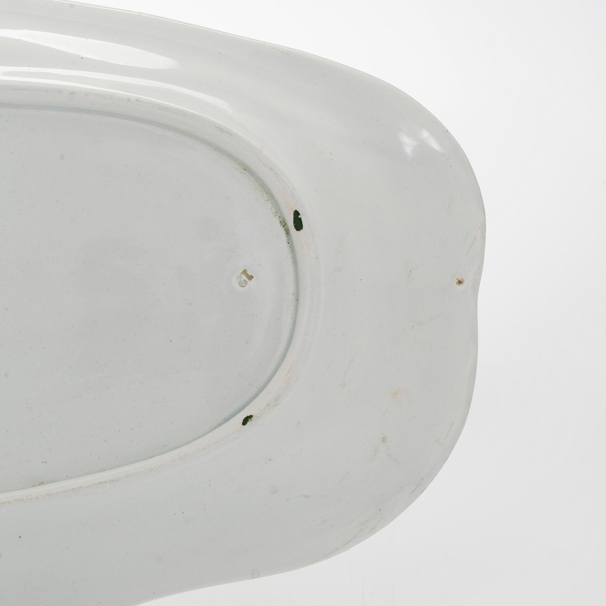 A Kuznetsov faience fish serving dish, Russia 1899-1917.