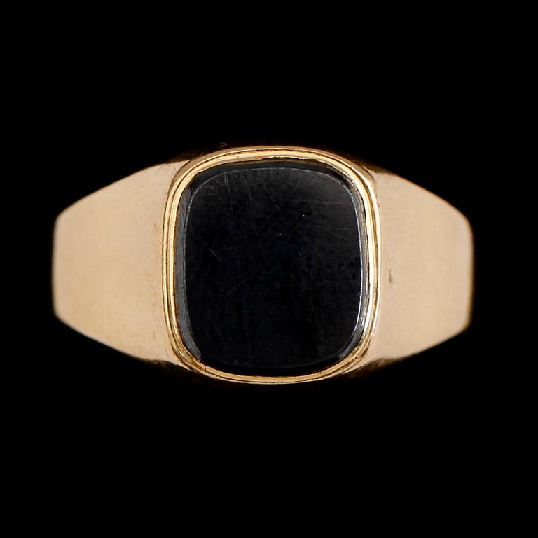 KLACKRING, 18 k guld med svart sten. Total vikt ca 4,5 g.