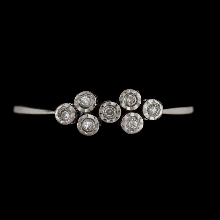 RING, 18k vitguld med små briljantslipad diamanter. Vikt ca 1,9 gram.