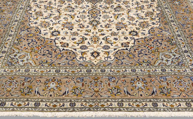 A Kashan carpet, ca 349 x 243 cm.