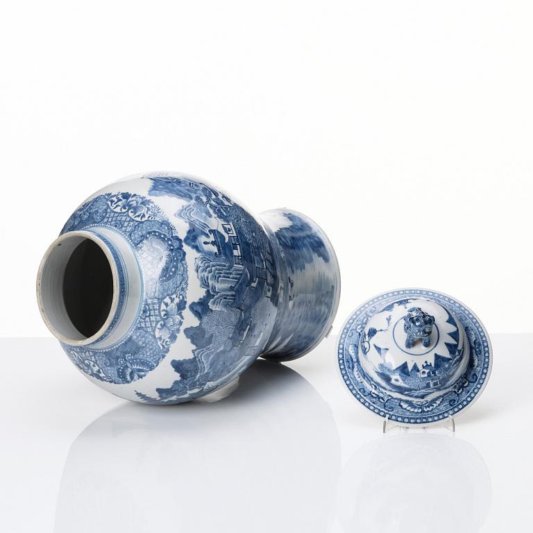 A matched pair of blue and white Chinese jars with covers, Qing dynasty, Qianlong (1736-95).