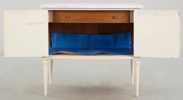 SKÄNK, gustaviansk stil, omkring sekelskiftet 1900.