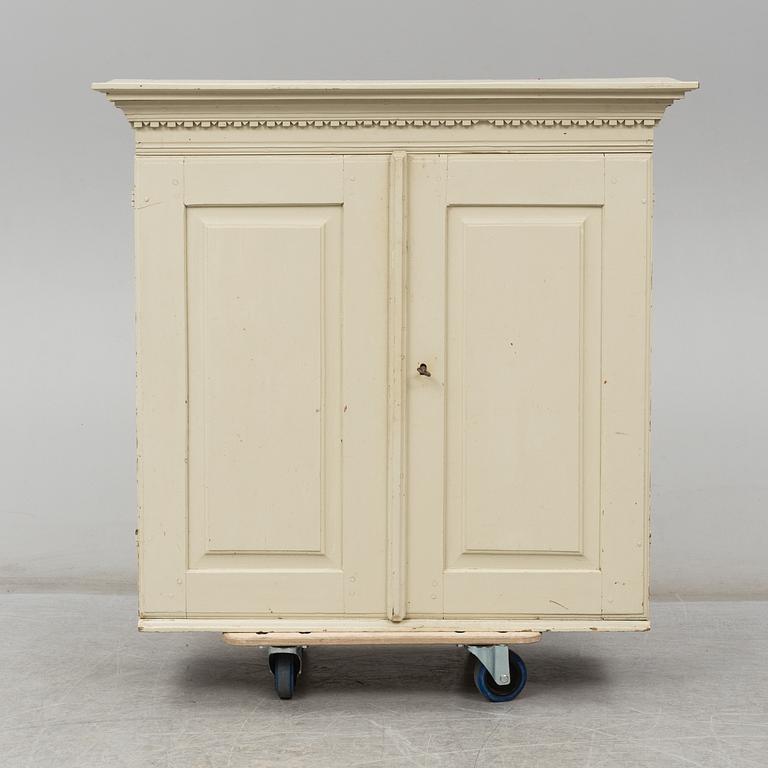 A gustavian caninet from around 1800.