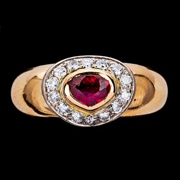 RING, 18k guld med rubin med briljantslipade diamanter, tot. ca 0.30 ct. Handgjord Lantz, 1989.