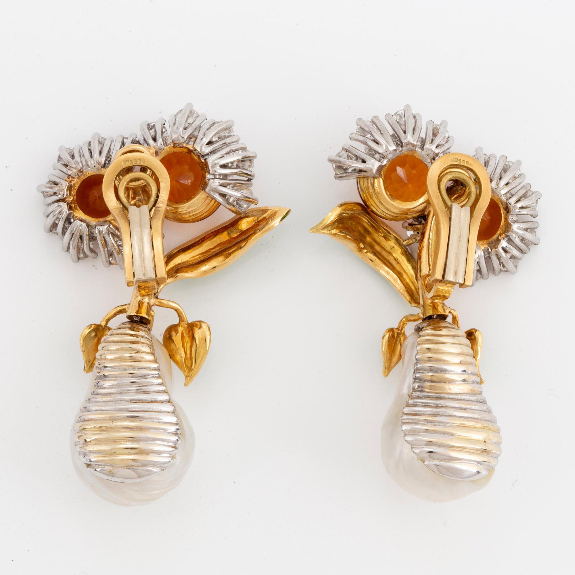 GAUDY,  Örhängen ett par med odlade 'South Sea' pärlor,  citriner och briljanter. 18K guld och emalj.
