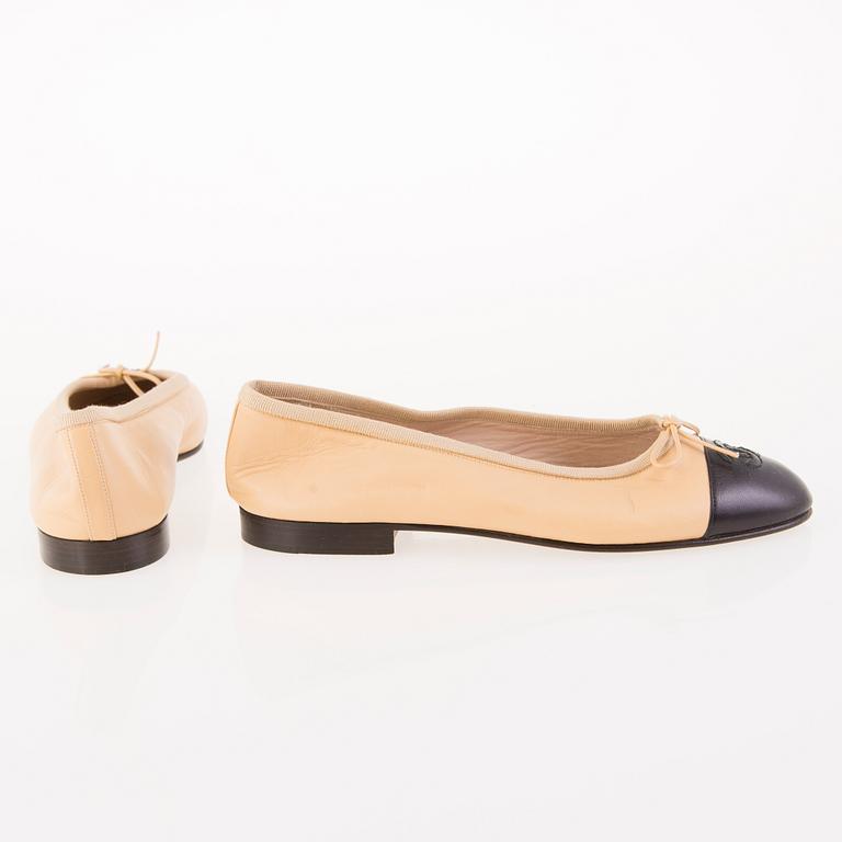 CHANEL, BALLERINAS i storlek 36.