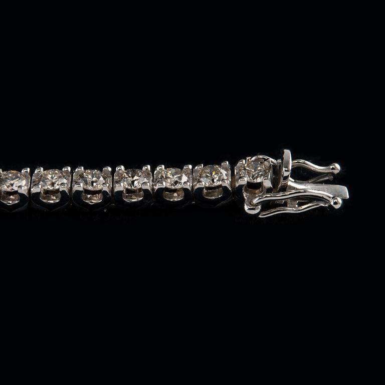 A BRACELET, brilliant cut diamonds c. 4.00 ct. 14K white gold. Length 18,5 cm, weight 13,8 g.