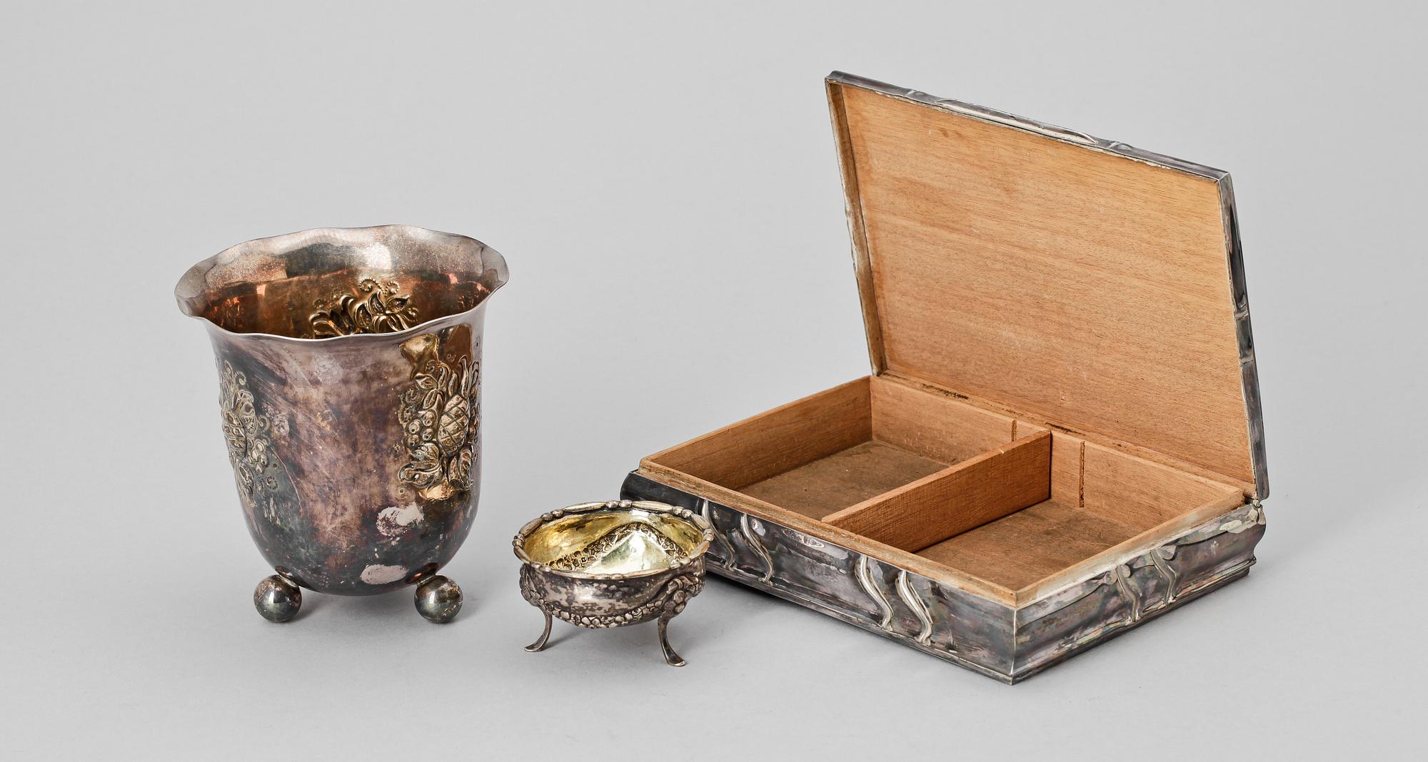 BÄGARE, SKRIN samt SALTKAR, silver, bla GAB, Stockholm, 1945. Tot vikt ca 685g.