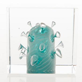 OIVA TOIKKA, AN ANNUAL CUBE, glass, signed Oiva Toikka Nuutajärvi marked 117.