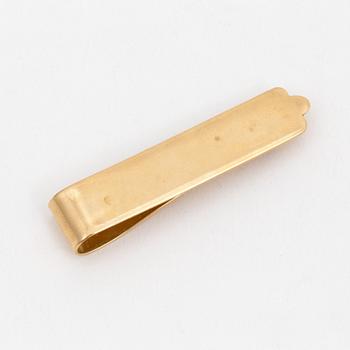 An 18K gold tie-clip.