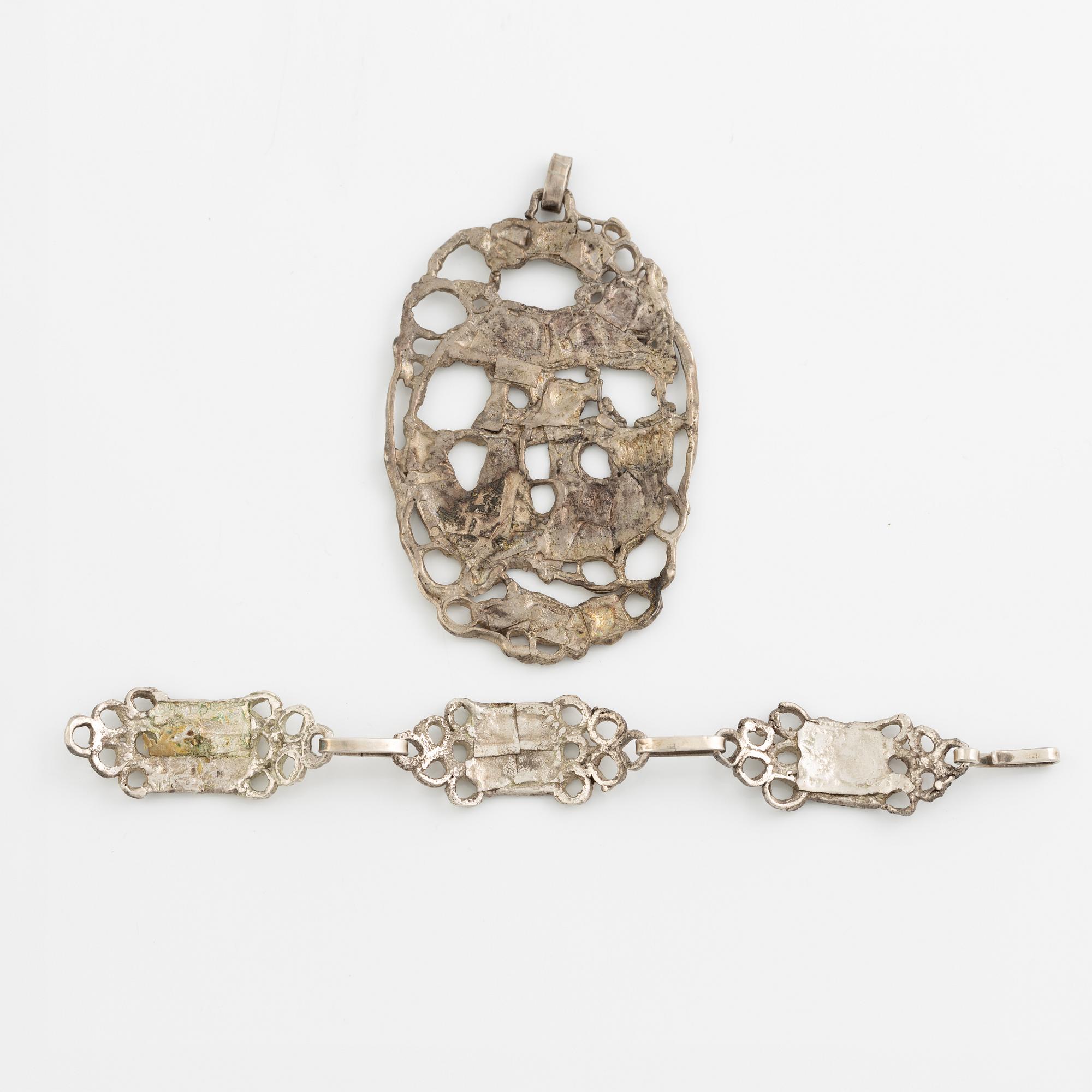 Lars Arby, ett hänge och ett armband, silver, Göteborg 1977 och 1982.