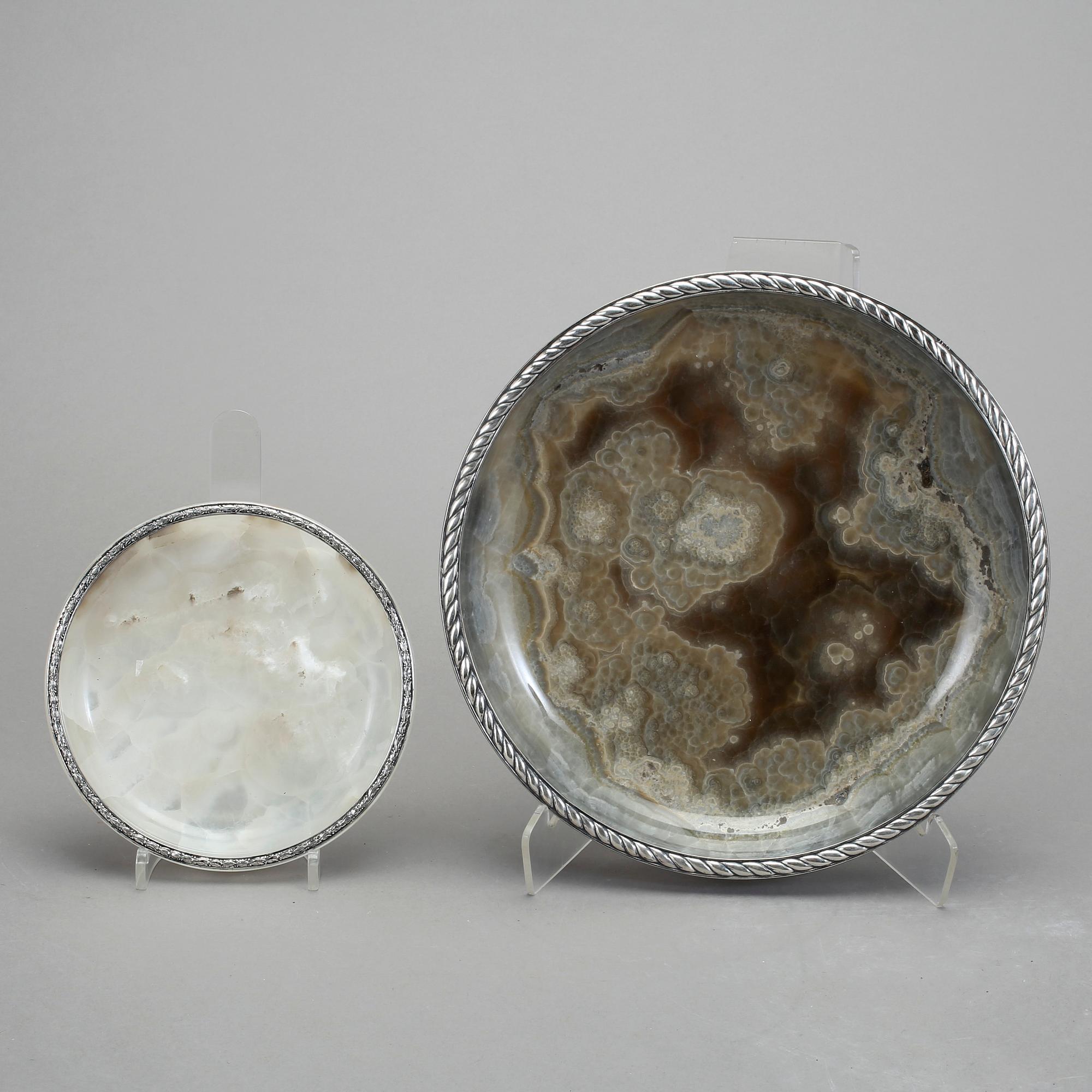SKÅLFAT 2 st. Silver och agat. W A Bolin, Stockholm 1929 och 1942.
