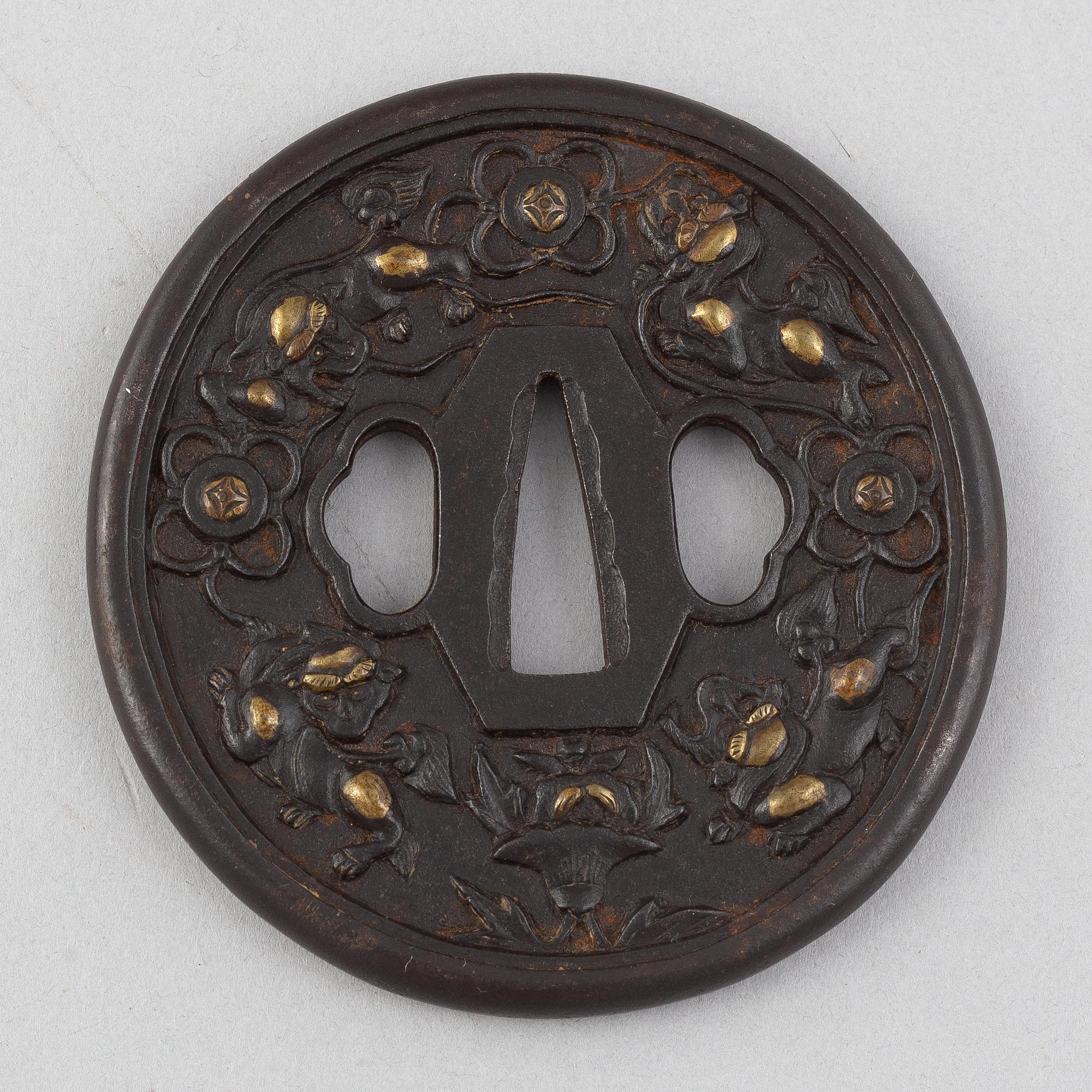 Tsuba, tre stycken, mumei, Japan 1800-tal.