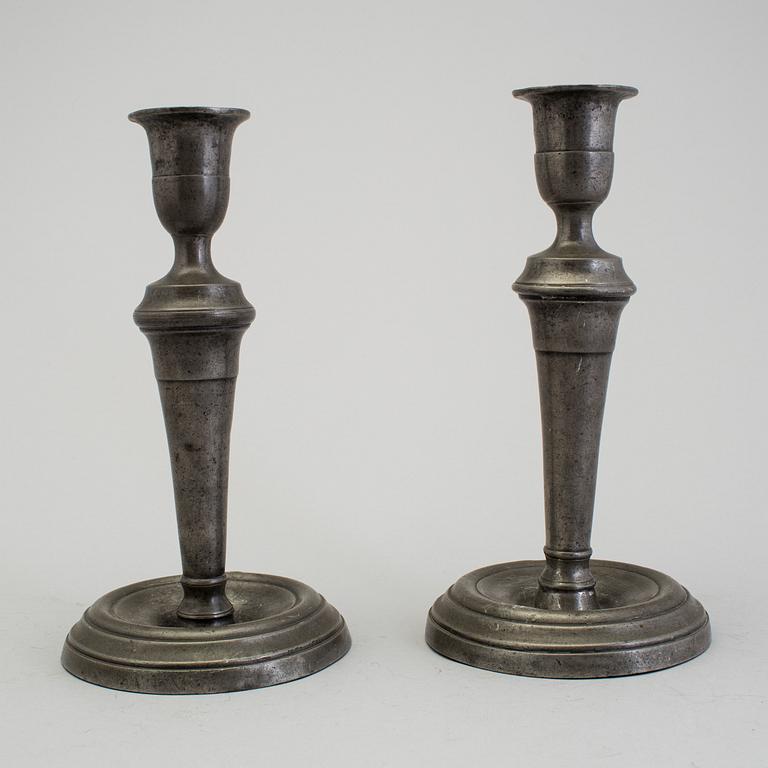 LJUSSTAKAR, ett par, tenn, sent 1700-tal.