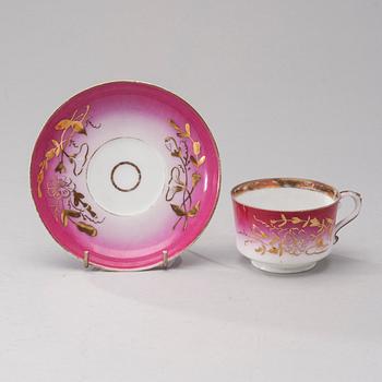 KAFFEKOPP MED FAT, porslin, Kuznetsov, 1875-1900.