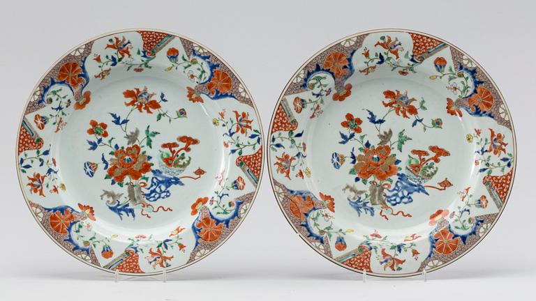 TWO IMARI PATTERN 18TH CENTURY PLATES.
