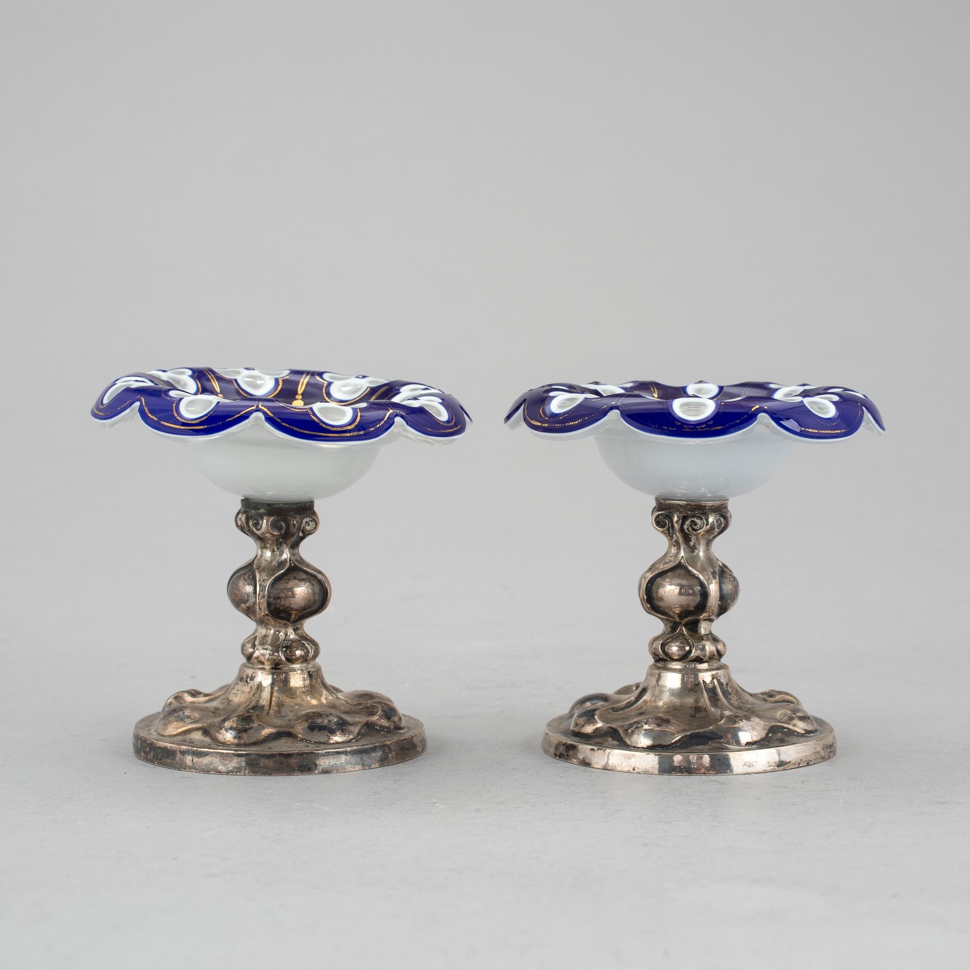 SALTKAR, ett par, på fot. Silver och glas. Troligen Christian Hammer, Stockholm 1852. Total vikt ca 255 gram.