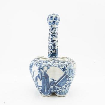 A blue and white tulip vase, late Qing dynasty.