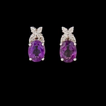 ÖRHÄNGEN, ett par, 18k vitguld med 16 briljantslipade diamanter samt 2 fasettslipade ametister. Vikt 4 g.