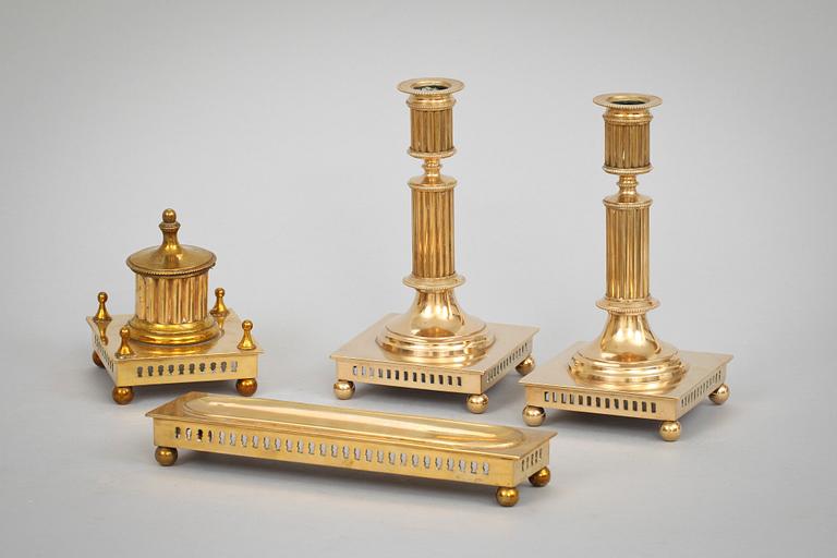 SKRIVBORDSUPPSATS, 4 delar, mässing, bl a Skultuna. 1900-tal.