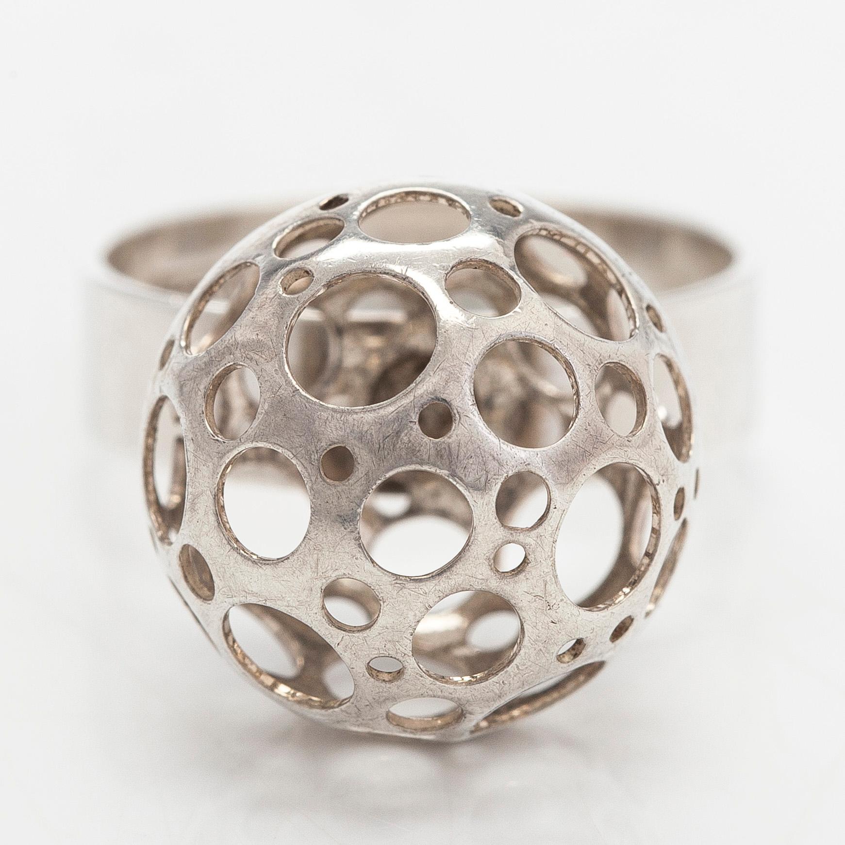 Liisa Vitali, ring, "Nyckelpiga" (Leppäkerttu),  sterlingsilver, Westerback, Helsingfors 1974.