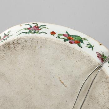FAT, 2 st snarlika, porslin, Kanton, Kina, omkring sekelskiftet 1800/1900.