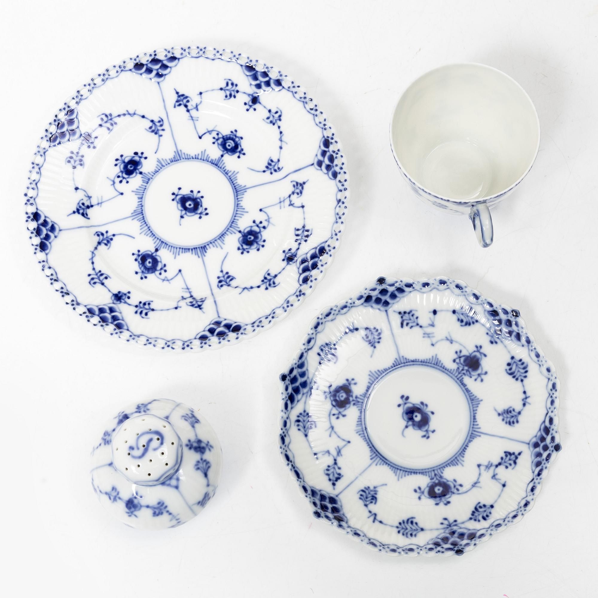 Royal Copenhagen, Servisdelar, 15 delar, porslin, "Musselmalet" halvblond respektive helblond, 1900-tal.