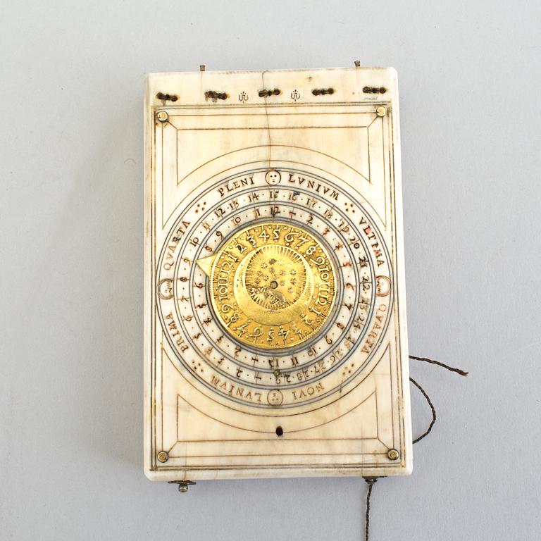TIDVISARE med KOMPASS Ekvatorialsolur. Ben, mässing, glas, daterad 1667.
