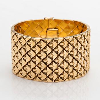 An 18K gold cuff bracelet, Italy.