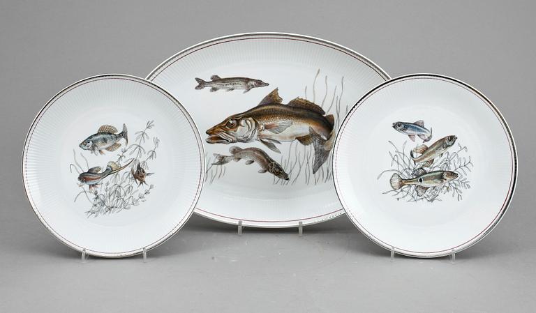 FISKBESTICK samt MATPORSLIN, i schatull, nysilver samt porslin, omkring 1900-talets mitt.