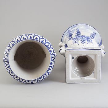 A pair of ceramic flower pots, late 20th century / early 21th century.