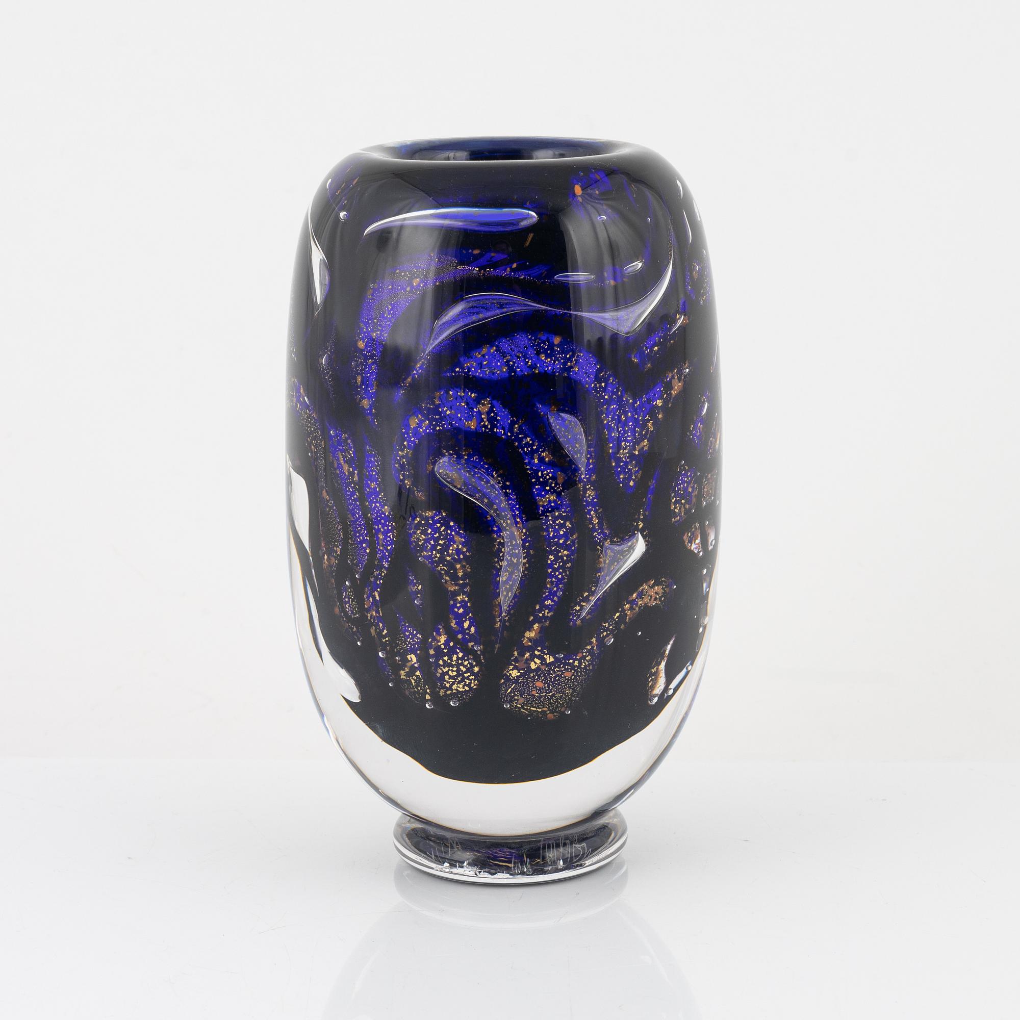 Torbjörn Alfredsson, a unique ariel glass vase, glassblower Wilke Adolfsson, own workshop in Orrefors, dated -00.