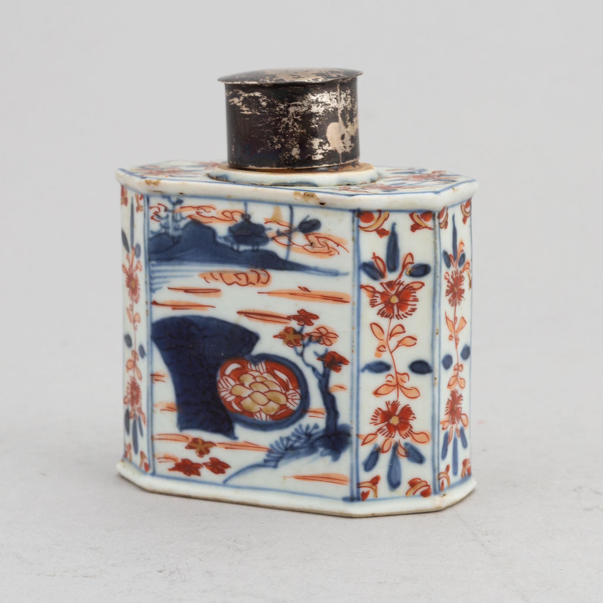An Chinese 'Imari' porcelain tea caddy, Qing dynasty, Kangxi (1662-1722).