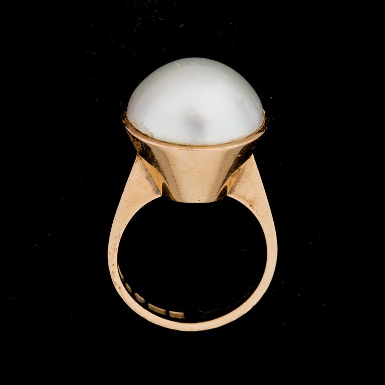 RING, 18 k guld med mabé pärla. Hugo Olsson, Helsingborg, 1971. Vikt ca 10,5 g.