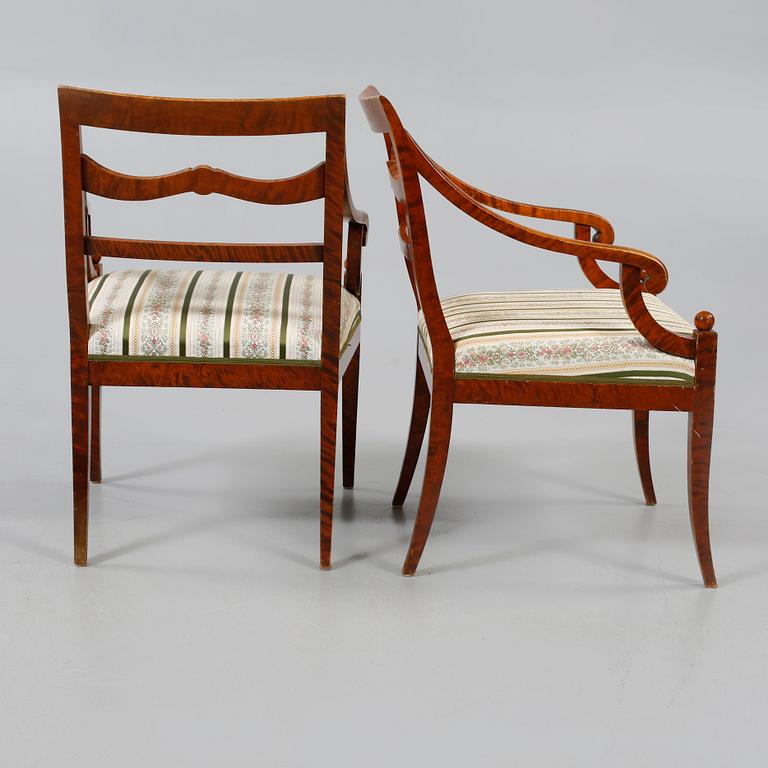 KARMSTOLAR, ett par samt STOLAR, 4 st, Karl Johan-stil, 1920/1930-tal.