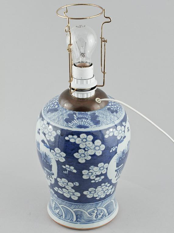 BORDSLAMPA, porslin, Kina, 1900-tal.