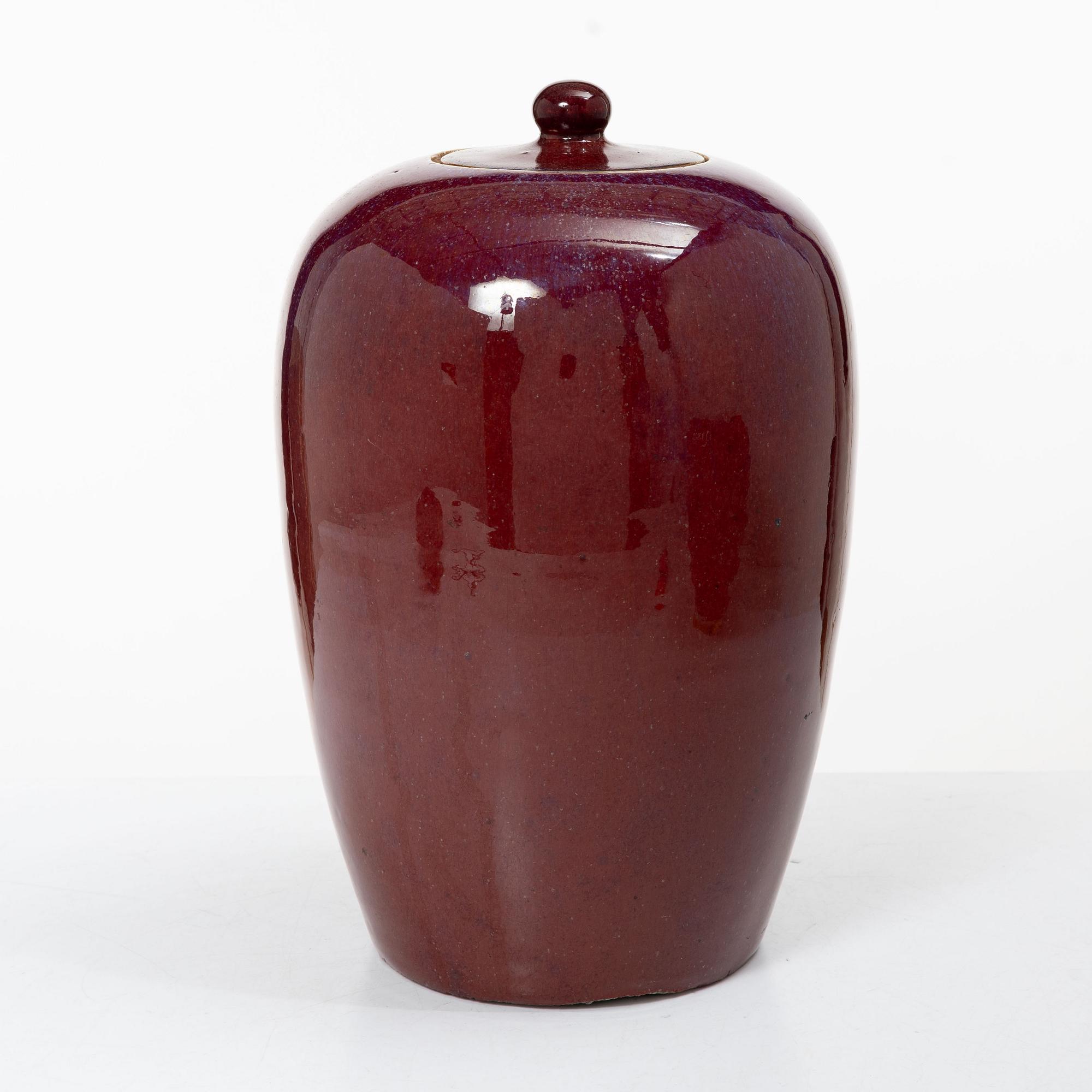 A pot with cover in sang de boeuf, Qing dynasty.