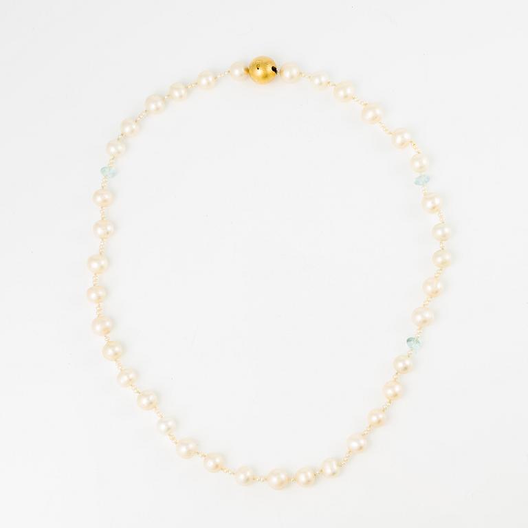 Ole Lynggaard clasp in 18K gold with a necklace of cultured freshwater pearls.