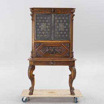 Barskåp, barockstil, 1900-talets första hälft.