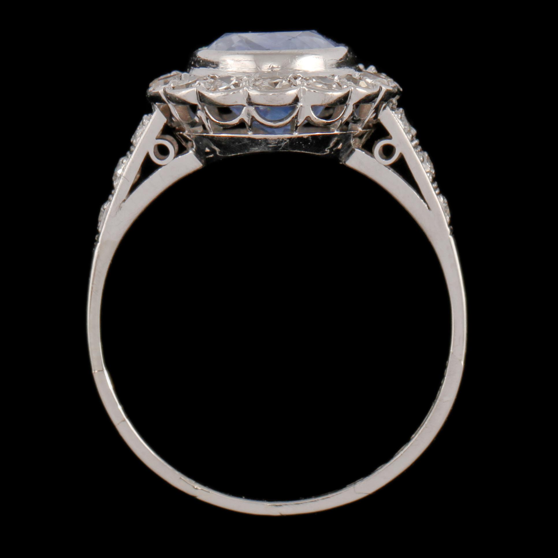 RING, platina med fasettslipad syntetisk safir, stämplad ALDFF, Göteborg, 1941. Vikt 4 g.