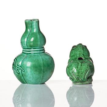 A green glazed triple gourd vase and a brush washer, Qing dynasty, 19th century.