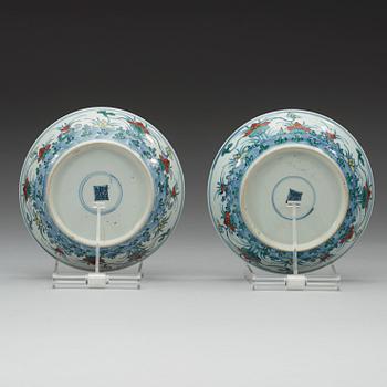 SKÅLFAT, ett par, porslin. Qing dynastin (1644-1912).