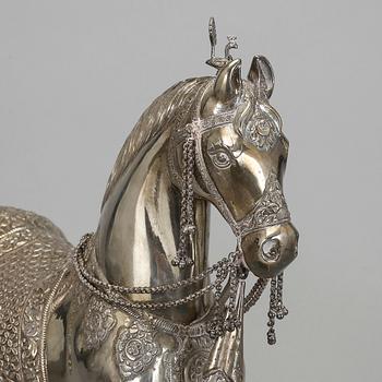 SKULPTUR, silver 925, möjligen Indien, 1900-talets andra hälft. Total vikt ca 3,4 kg.