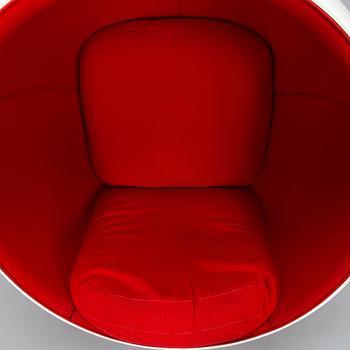 Eero Aarnio, a 'Ball Chair' for Adelta, 2008.