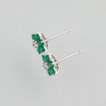 ÖRHÄNGEN, 18K vitguld med 2 briljantslipade diamanter 0.16 ct samt 12 fasettslipade smaragder 0.90 ct. Vikt 2,3 gram.