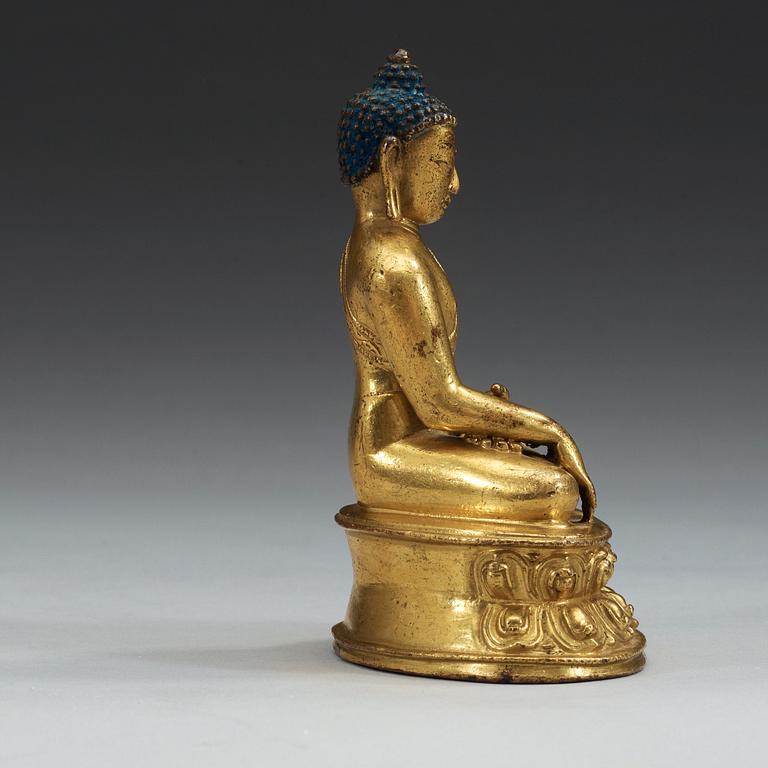 BUDDHA, förgylld brons. Troligen Tibet, 1700-tal eller äldre.