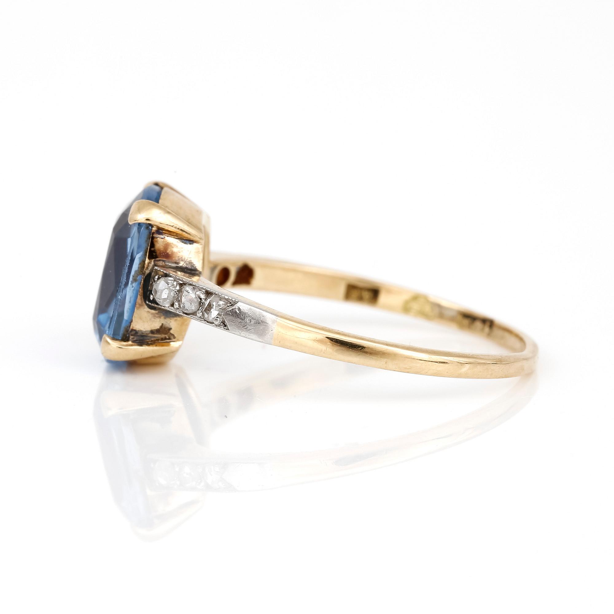 RING, med små diamanter och kuddslipad syntetisk blå spinell, totalt ca 2,38 ct, Hugo Strömdahl, Stockholm, 1927.